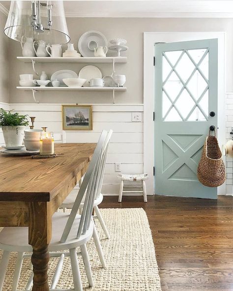 Example of what half Shiplap chair rail looks like Farmhouse Style Kitchen Table, Farmhouse Dining Room Table, Rustic Dining Room, Loft Design, Farmhouse Style Kitchen, Dining Room Inspiration, Farmhouse Dining Room, Design Industrial, Farmhouse Dining