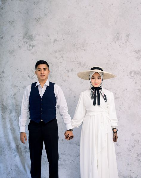 Noni Belanda Style, Foto Prewedding Muslim Studio, Konsep Prewedding Outdoor Hijab, Prewedding Vintage Retro Hijab, Inspirasi Prewedding Hijab, Prewed Vintage Hijab, Inspirasi Prewedding Outdoor, Prewedding Ideas Casual Hijab Studio, Ide Prewedding Casual