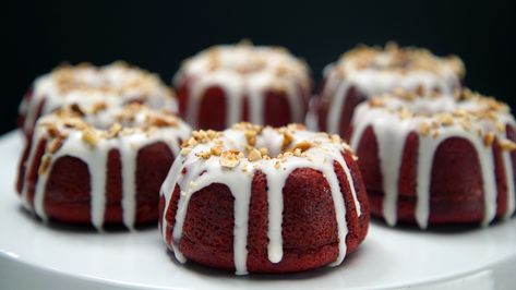 Red Velvet Mini Bundt Cakes Summer Bundt Cake, Red Velvet Bundt, Mini Bundt Cakes Recipes, Bundt Cake Recipes, Cake Recipes Uk, Red Velvet Bundt Cake, Apple Bundt Cake, Velvet Cake Recipes, Red Velvet Cake Recipe