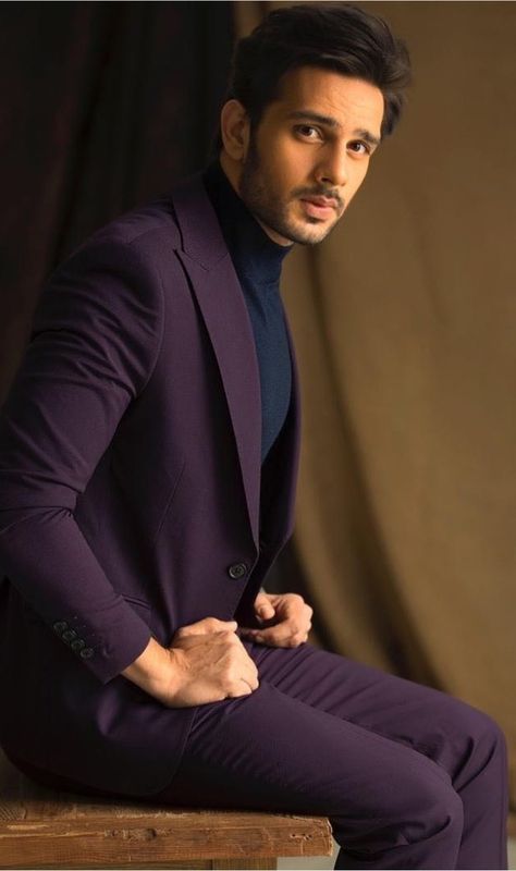 Men Blazer Outfit, Purple Shirt Outfits, Indian Formal Wear, Siddharth Malhotra, Purple Suit, Stylish Mens Suits, Blazer Outfits Men, Purple Suits, Wedding Outfit Men