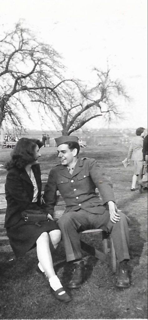 Victorian Couple Portrait, 1940s Couple, 1940s Aesthetic, 60s Love, Vintage Core, Couple Inspiration, 1940s Photos, Old Time Photos, Old Fashioned Love