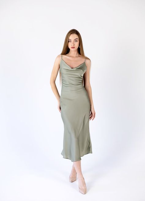 Dress Bridesmaid Satin, Bridesmaid Satin Dresses, Olive Green Midi Dress, Chloe Dress, Olive Dress, Dress Open Back, Silk Slip Dress, Pale Skin, Green Midi Dress