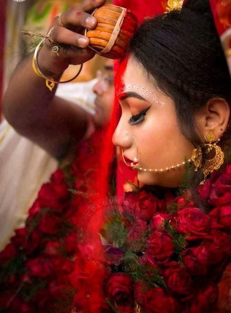 Sindur Dan Photography, Bengali Wedding Photography Poses, Sindoor Khela, Bridal Pic, Kolka Design, Bengali Fashion, Marriage Photo, Marriage Stills, Wedding Album Cover Design