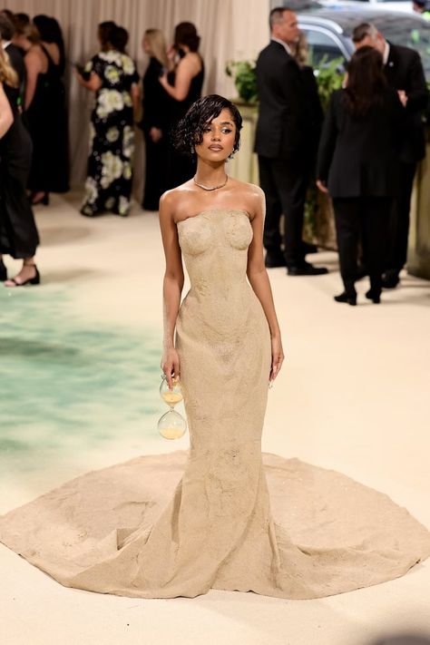 Tyla Makes Her Met Gala Debut In a Dress Made of Sand Met Gala Outfits, Met Gala Dresses, Gala Fashion, Met Gala Red Carpet, Iconic Dresses, Hilary Duff, Gala Dresses, Elle Fanning, Mermaid Fashion