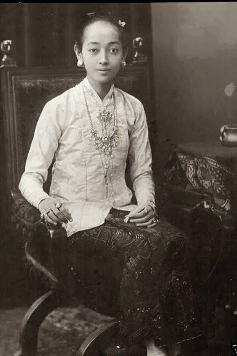 Vintage Myanmar, Myanmar Art, Indonesian Art, Myanmar Traditional Dress, National Archives, Vintage Portraits, Traditional Dress, Vintage Pictures, Burmese