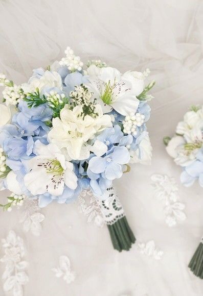 Blue Flower Centerpieces, Prom Flowers Bouquet, Small Wedding Bouquets, Prom Bouquet, Simple Wedding Bouquets, Bridal Party Bouquets, Azul Serenity, Wedding Bouquets Bride, Hydrangeas Wedding