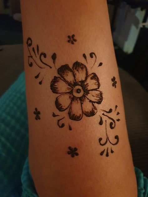 Henna Design For Leg Simple, Leg Henna Designs Simple Easy, Simple Thigh Henna Designs, Easy Thigh Tattoos For Women, Henna Designs For Ankle, Henna On Thigh Simple, Thigh Henna Designs Easy, Easy Thigh Henna, Henna Designs Thigh Easy