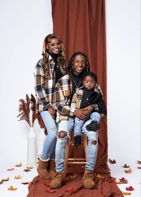 Fall Picture Outfits, Family Christmas Pictures Outfits, Maternity Picture Outfits, Family Holiday Pictures, Christmas Pictures Outfits, Fall Photo Shoot Outfits, Christmas Family Photoshoot, Fall Family Photo Outfits, Holiday Photoshoot