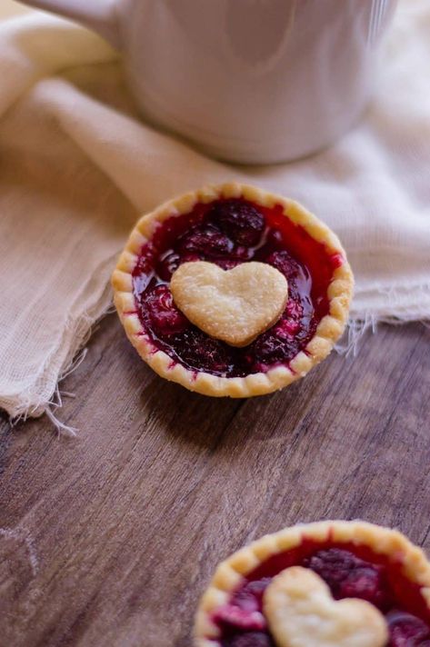 These adorable little Easy Raspberry Tarts are mouthwatering, and you won't believe how simple they are to make! All you need are a few simple items from your grocery store. #fruittart #raspberrytart #easydesserts Raspberry Tart Recipe, Easy Tart Recipes, Mini Fruit Tarts, Fruit Tart Recipe, Raspberry Tart, Tarts Recipe, Tart Filling, Raspberry Pie, Berry Tart