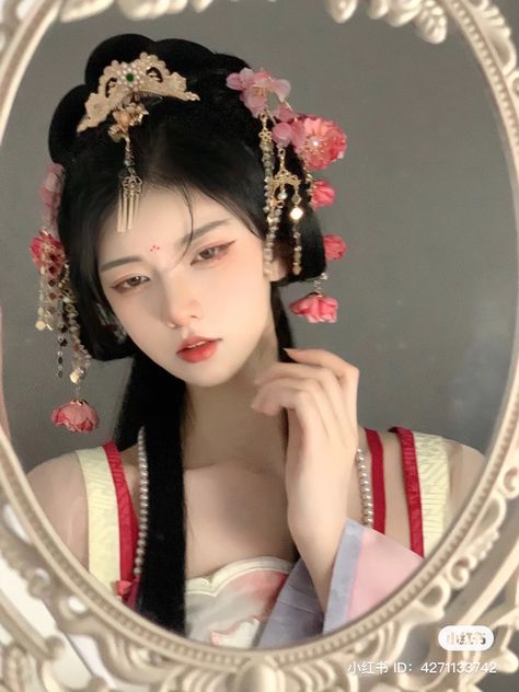 Japan Traditional Hairstyle, Chinese Dynasty Hairstyle, Chinese Traditional Accessories, Tang Hairstyles, Ancient Chinese Makeup, China Hairstyle, Chinese Hairstyle Traditional, Chinese Haircut, Chinese Traditional Makeup