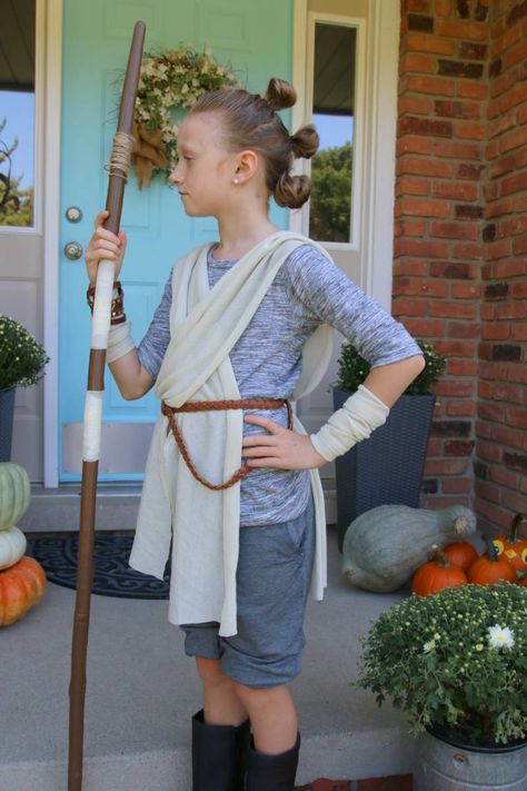 Make this super easy DIY Star Wars Rey Costume from The Force Awakens, using things you already have on hand! Diy Rey Costume Star Wars, Rey Costume Diy, Ray Costume, Rey Star Wars Costume, Star Wars Costumes Diy, Funny Kid Costumes, Star Wars Outfit, Rey Costume, Star Wars Dress