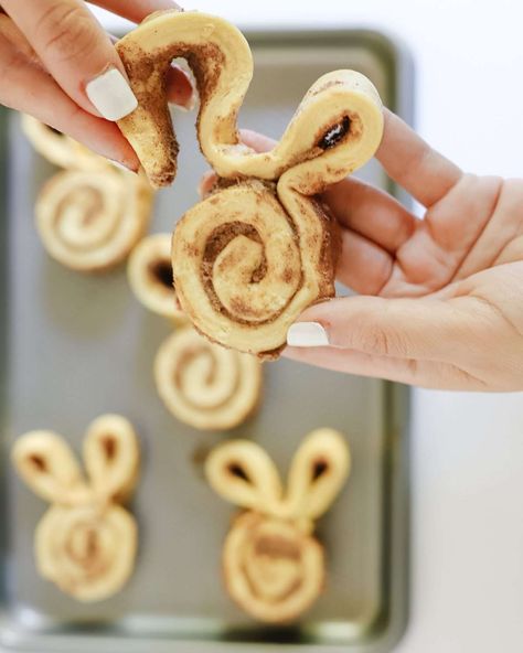 How to create Easter Bunny Cinnamon Rolls - With the Blinks Easter Bunny Pancakes, Bunny Cinnamon Rolls, Fun Holiday Food, Bunny Pancakes, Pancake Shapes, Mom Breakfast, Easter Plates, Chicken Breakfast, Easter Breakfast