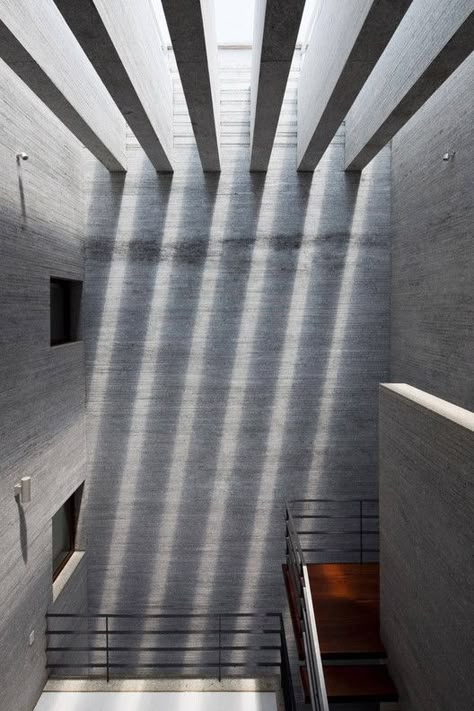 © Hiroyuki Oki | Gia Lai House | Sustainability | Concrete Vo Trong Nghia, Arch Light, Concrete Architecture, Gia Lai, Patio Interior, Brutalist Architecture, Space Architecture, Light And Space, Light Architecture