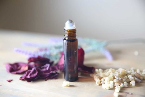 Best Essential Oils for Anti-Aging with Roller Bottle Recipe - Our Oily House Facial Serum Recipe, Anti Aging Cream Recipe, Our Oily House, Diy Anti Aging Cream, Oil Roller Bottle Recipes, Serum Recipe, Essential Oil Roller Bottle Recipes, Essential Oil Anti Aging, Roller Bottle Recipes