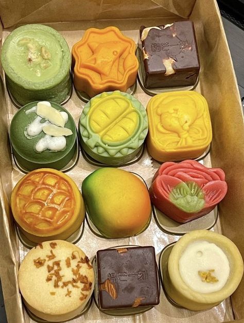 Asian Desserts Aesthetic, Mooncakes Aesthetic, Mooncake Aesthetic, Chinese Bakery, Makanan Cepat Saji, Chinese Cake, Kue Macaroon, Chinese Snacks, Pretty Dessert