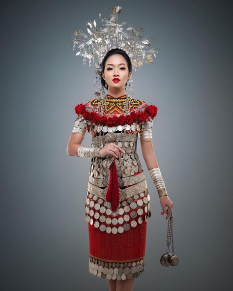 Traditional Dresses Malaysia, Sarawak Traditional Costume, Malaysia Traditional Clothes, Iban Traditional Costume, Ngepan Iban, Malaysian Clothes, Malaysia Culture, Malay Culture, Malaysia Art