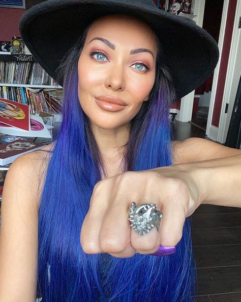 Carla Harvey en Instagram: “Just got my #heartfullofmetal ring in the mail! I designed this beauty for @seventhcircleartworks. It’s hard to see in a photo but…” Carla Harvey, Butcher Babies, Trust No One, Original Drawing, The Words, The Rock, Handwriting, Singers, A Photo