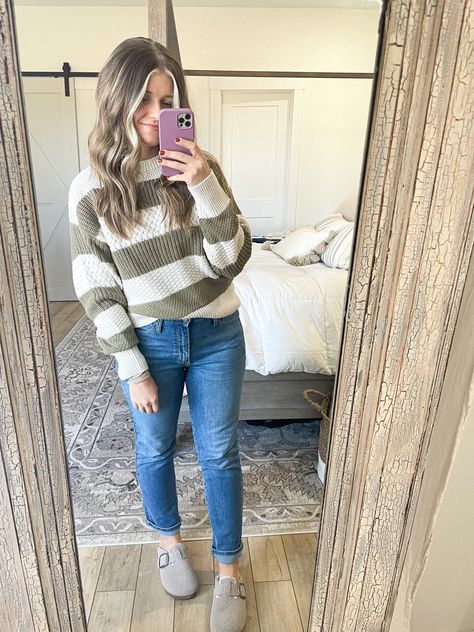 Cardigan And Clogs Outfit, Chunky Sweater And Jeans Outfit, Mom Jeans And Clogs Outfit, Chunky Sweater With Jeans, Women Clogs Outfits, Fall Outfits With Clogs, Jeans And Clogs Outfit, Clog Mules Outfit, Clog Outfit Winter