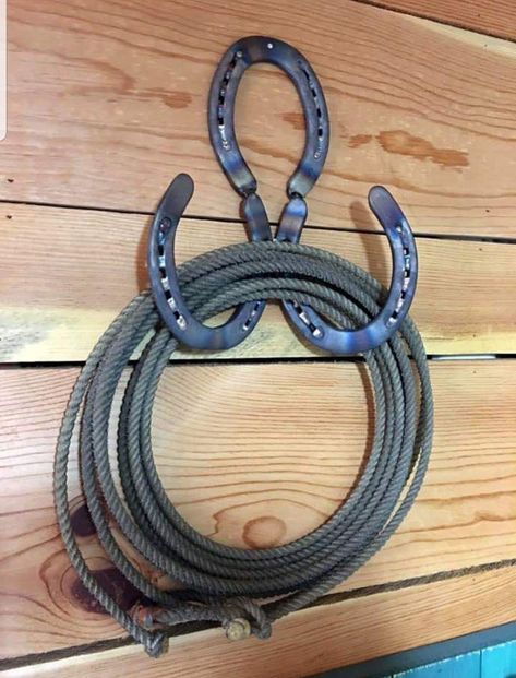 Weld Idea, Diy Horse Barn, Horseshoe Crafts Projects, Welding Crafts, Welding Ideas, Horse Barn Plans, Horseshoe Projects, Western Crafts, Horseshoe Decor