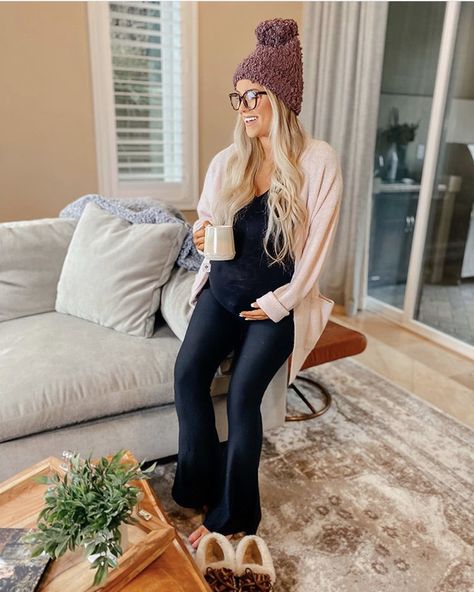 Black Bell Bottom Outfit, Bell Bottom Yoga Pants Outfit, Bell Bottom Leggings Outfits, Black Flares Outfit, Western Maternity Outfits, Black Flare Pants Outfit, Outfits With Flares, Flares Outfit, Black Flares