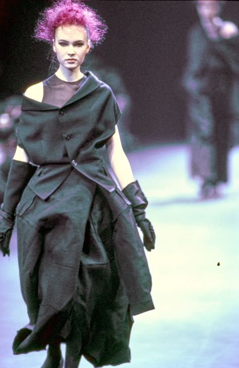 Comme des Garçons Fall 1992 Ready-to-Wear Fashion Show | Vogue Comme Des Garcons 90s, 1980 Runway, Anti Fashion Aesthetic, Comme Des Garcons Runway, Beverly Peele, Rei Kawakubo Comme Des Garcons, Fashion Decades, Tokyo Street Fashion, Anti Fashion