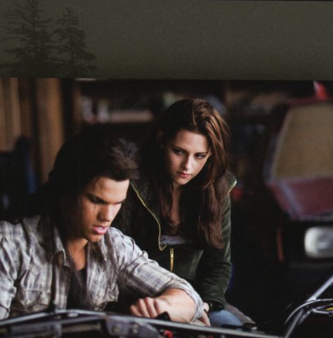 Bella And Jacob, New Moon Movie, Jacob And Bella, Twilight Saga New Moon, Disaster Movie, Team Jacob, Twilight Photos, Twilight New Moon, Twilight Pictures