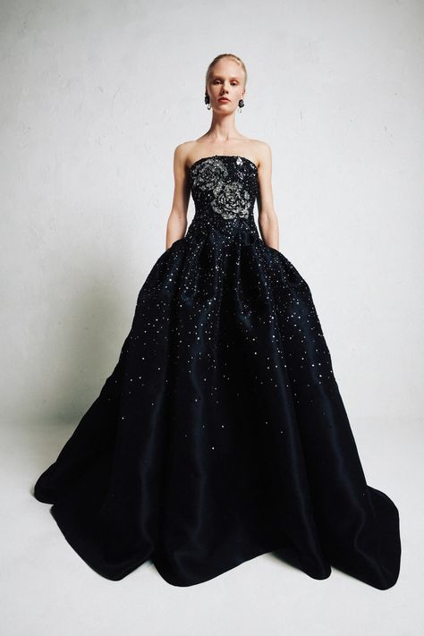 Carolina Herrera Pre-Fall 2024 Collection | Vogue Black Skirt Suit, Runway Gowns, Column Skirt, Moda Outfit, Fall 24, Couture Dress, Press Tour, Floral Shirt Dress, Silk Gown