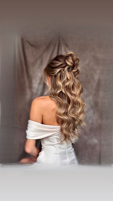 Kasia Fortuna on Instagram: "When creating a half-up, half-down style—or any look with the hair left down—achieving that ‘wow’ factor often requires hair extensions. They not only add length and volume but are especially useful for clients with fine hair that struggles to hold curls. In these cases, extensions provide structure, support, and help the style stay in place. Whether you’re aiming for extra volume, added length, or better hold, hair extensions are a key element for bridal down styles. In this video, I’m using 18-inch @cliphairlimited extensions in shade  Hazelnut Brondie 
Double Wefted Full Head Hair Extensions 
Save this video for inspiration and be sure to tag me if you recreate the look! 

#wearcliphair #bridewearcliphair" Down Bride Hair, Half Up Half Down Hair With Volume, Volume Hair Bride, Wedding Hairstyles Volume Big Curls, Bridal Half Up Half Down Volume, Voluminous Half Up Half Down Wedding, Long Hair Volume Bride Styles, Big Voluminous Curls Wedding, Big Loose Curls