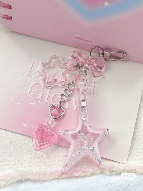 Soft Aesthetic Fashion, Keychain Coquette, Aesthetic Keychain, Keychain Aesthetic, Keychain Pink, Baby Pink Aesthetic, Pink Aura, Bead Charms Diy, Soft Aesthetic