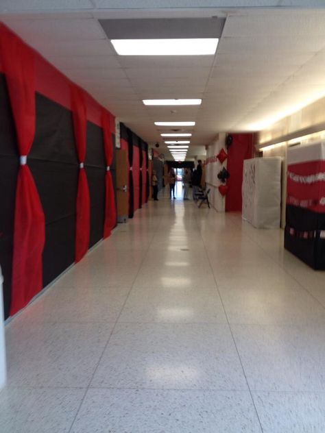 School hallway casino decorations Highschool Hallway Decorations, Hoco Decorations Hallway, Homecoming Hallway Ideas, Homecoming Hallway Decorations, Homecoming Hallway Themes, Party Ceiling Decorations, Homecoming Hallways, School Hallway Decorations, Stage School