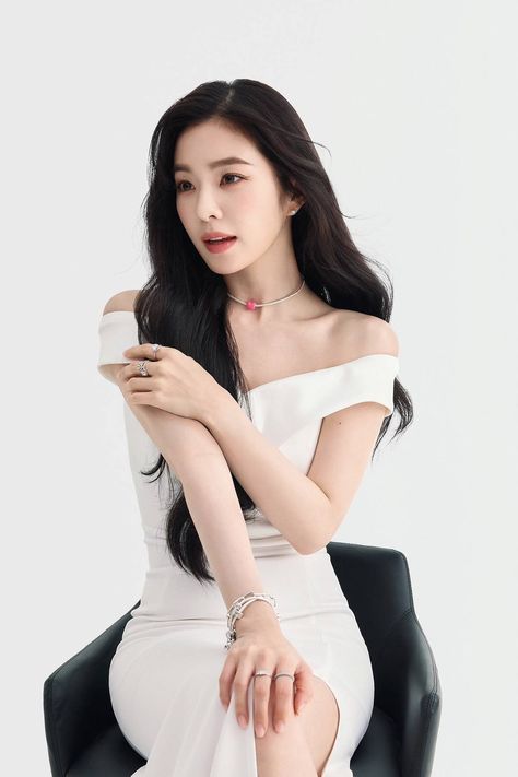 Red Velvet Photoshoot, Elle Girl, Medium Long Haircuts, Red Velvet Irene, March 20, Girl Cakes, Long Hair Cuts, Medium Length Hair Cuts, Medium Long