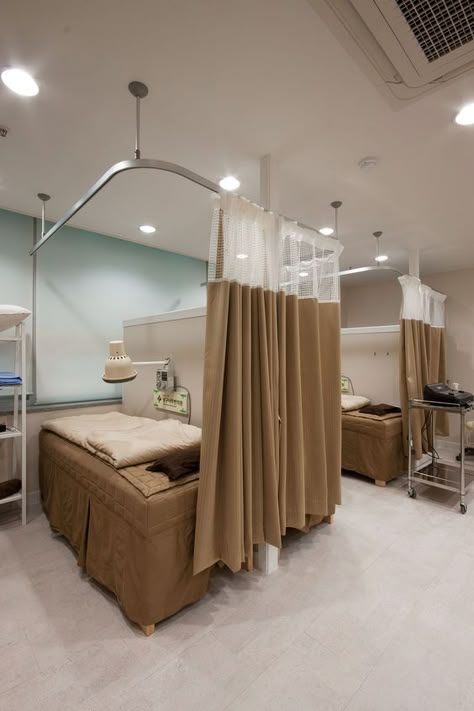 Chiropractic Office Design, Deco Spa, Medical Clinic Design, Massage Room Design, Doctor Office Design, Small Office Design Interior, Medical Furniture, Healthcare Interior Design, Beauty Room Salon