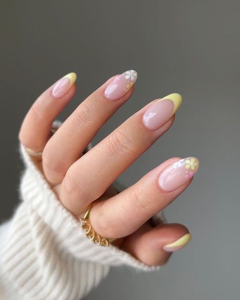 Nail Inspiration Color, Cute Yellow Nail Designs, Butter Yellow Nails With Design, Nail Inspiration Spring 2024, Nails 2024 Spring Designs, Short Almond Nails Designs Summer, Butter Yellow Nails, Gel Nails Yellow, Spring Toe Nails