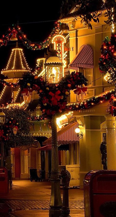 Traditional Christmas Aesthetic, Christmas Destinations, Christmas Dreaming, Christmas Town, Christmas Feeling, Christmas Inspo, Christmas Post, Warm Christmas, Christmas Wonderland