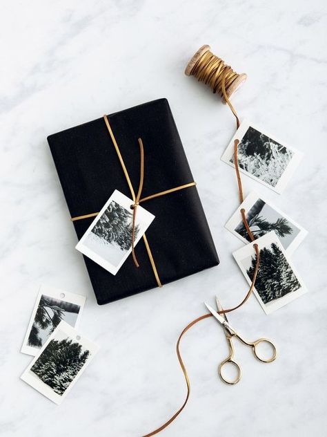 ¿Ya tienes tus regalos de Navidad o para el intercambio? Aquí encontrarás inspiración, ideas creativas y únicas para envolver tus regalos navideños. Black Christmas Gift Wrap, Diy Christmas Packaging Ideas, Black And White Gift Wrapping, Polaroid Christmas, Photo Christmas Gifts, Gift Wrapping Inspiration, Gifts Wrapping Diy, Unique Gift Wrapping, Creative Gift Wrapping