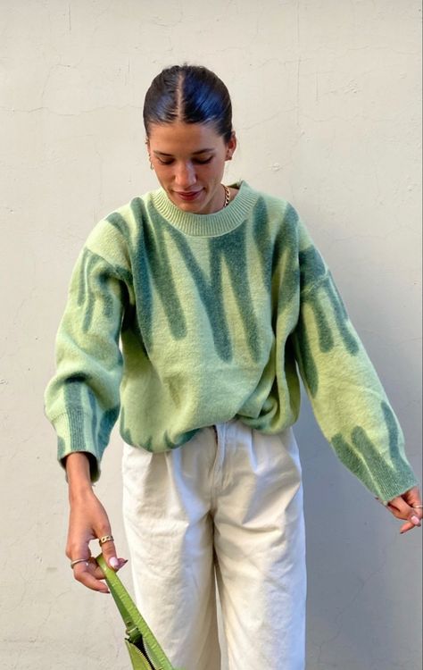 Light Green Sweatshirt Outfit, Green Sweater Outfit, Classy Winter Outfits, Green Sweatshirt, Green Sweater, Creative Fashion, Casual Fits, Cute Casual Outfits, Sweater Outfits