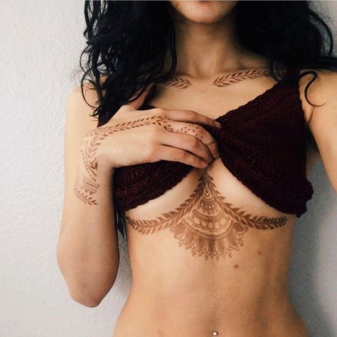 Henna Tattoo Chest For Women, Henna Tattoo Designs Modern, Chest Mehndi Designs, Full Body Mehndi Designs, Full Body Henna Designs, Henna Underboob Tattoo, Body Henna Designs Chest, Desi Tattoos For Women, Henna Chest Design