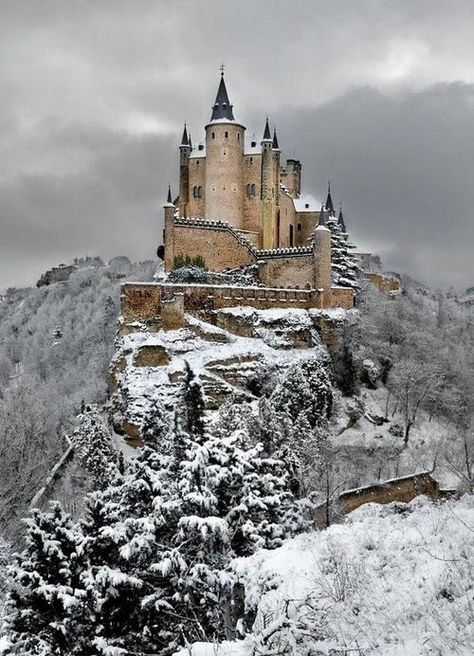 Segovia Spain, Cinderella's Castle, Old Castle, Chateau France, Fairytale Castle, Beautiful Castles, A Castle, Medieval Castle, Spain Travel