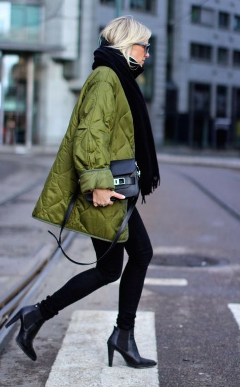 Mode Tips, Walking Down The Street, Anna Dello Russo, Casual Chique, Moncler Jacket, Green Coat, Fashion Weeks, Mode Inspo, Cool Jackets