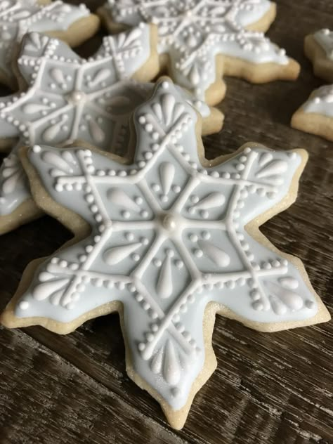 Paiges Designer Cookies SNOWFLAKE 2018 Snowflake Icing Design, Snowflake Cookie Designs, Christmas Snowflake Cookies, White Christmas Cookies Decorated, January Cookies, Snowflake Decorated Cookies, Snowflake Sugar Cookie, Snowflake Royal Icing Cookies, Royal Icing Snowflakes