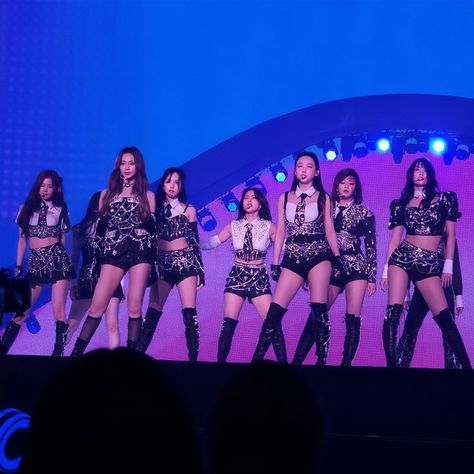 Ready To Be Twice Outfits, Twice Tour Outfits 2023, Twice Wallpaper Ot9 Concert, Twice Ready To Be Outfits, Twice Tour Outfits, Twice Concert Aesthetic, Twice Concert Outfits, Twice Outfits Concert, Iconic Kpop Outfits