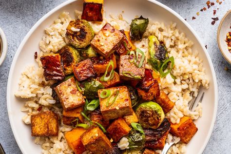 It's my favorite fall dinner. Crispy Tofu Bowl, Tofu Bowl, Hummus Bowl, Sweet Potato Hummus, Fall Veggies, Peanut Chicken, Grain Bowl, Crispy Tofu, Minced Meat