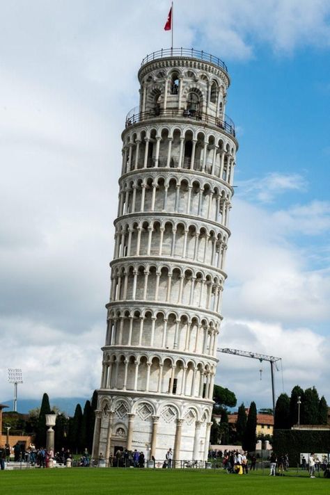 Pisa. No matter which region you visit in Italy, you'll be able to discover villages perched in the mountains or along the coast, wonderful Roman remains in Rome, but also beautiful churches and monuments. Discover the 50 famous landmarks in Italy. italy landmarks | what to do in italy | travel italy | italy travel guide | what to see in italy | italy travel destinations | traveling in italy | things to do in italy | where to go in italy Time Budget, Italy Images, Pisa Italy, Italy Pictures, Famous Monuments, Explore Italy, Travel Italy, Europe Travel Destinations, Famous Landmarks