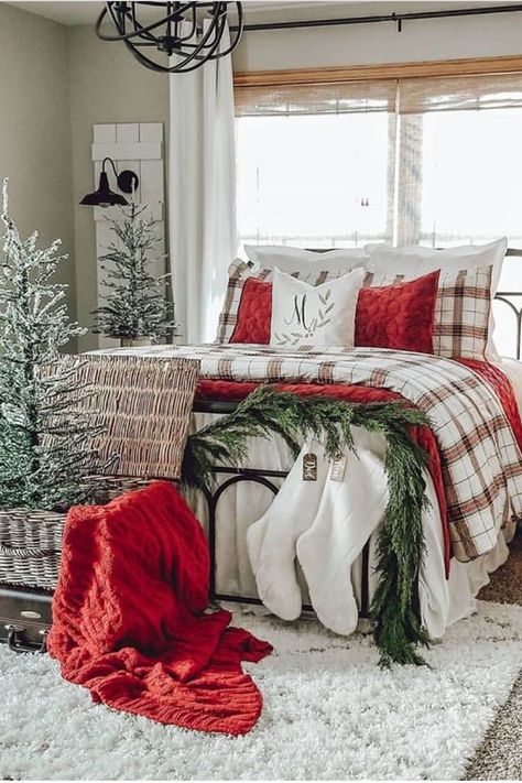 Festive Bedding, Winter Bedroom Decor, Christmas Bedroom Ideas, Holiday Bed, Holiday Bedroom, Pottery Barn Christmas, Christmas Decor Inspiration, Christmas Bedding, Christmas Decorations Bedroom