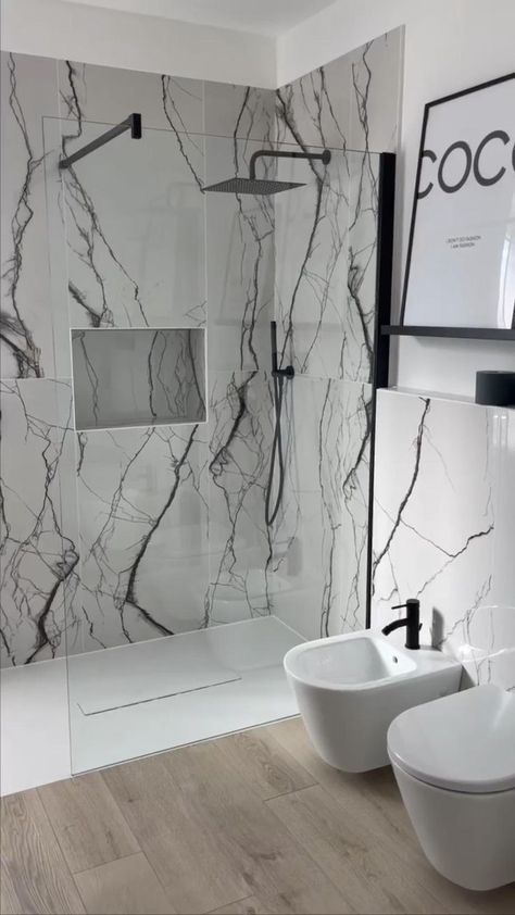 Modern Bathroom Design Marble, Black And White Marble Bathroom, Bathroom Design White, Modern Bathroom Design White, Toilet Tiles Design, White Marble Tile Bathroom, White Marble Shower, Black Marble Bathroom, Bathrooms Modern