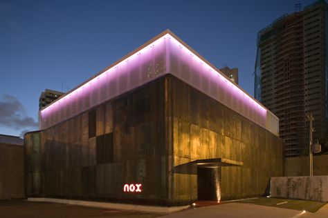 Club NOX in Recife, Brazil House Exterior Cladding, Club Design Interior, Basketball Stadium, Club Nightclub, Karaoke Bar, Nightclub Design, Facade Material, Facade Lighting, Landscape Architecture Design