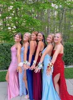 Prom Bouquet Ideas, Prom Group Poses, Prom Pictures Friends, Poses Prom, Formal Pictures, Prom Pictures Group, Prom Photography Poses, Homecoming Poses, Prom Bouquet