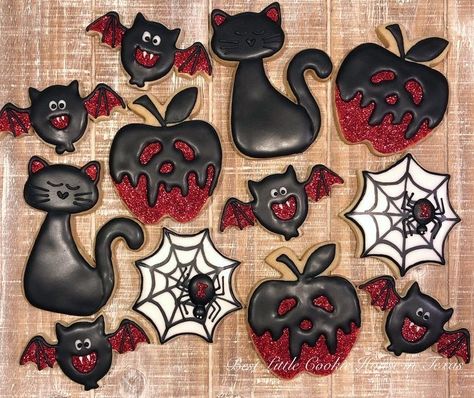 Gothic Homemaking, Spooky Baking, Cookie Flooding, Pretty Pastries, Black Cat Cookies, Galletas Halloween, Halloween Sugar Cookies Decorated, Halloween Cookie Recipes, Halloween Cookies Decorated