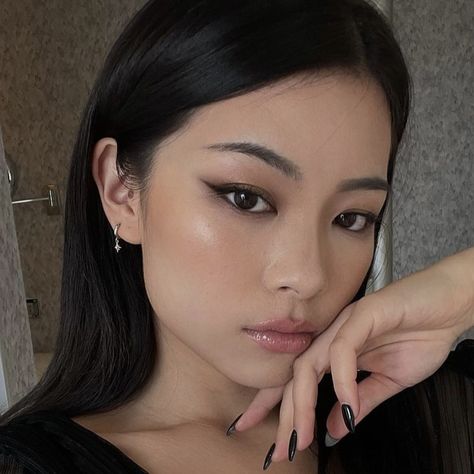 Monolid Eye Makeup, Club Makeup, Feminine Makeup, Monolid Makeup, Ball Makeup, Maquillage On Fleek, Asian Makeup Looks, Round Face Makeup, Dark Eye Makeup