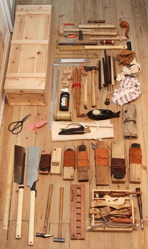 Wood Workshop Ideas, Diy Tool Roll, Wood Carving Workshop, Diy Japanese Decor, Japanese Woodworking Tools Woodcraft, Japanese Tool Boxes, Woodworking Tool Cabinet Woodcraft, Japanese Toolbox Plans, Japanese Woodworking Tools